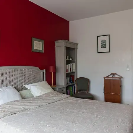 Charming And Spacious With Balcony Views Apartament