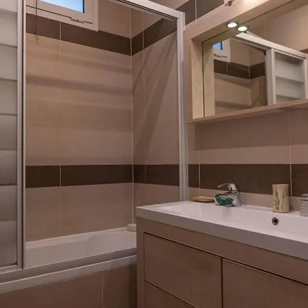 Charming And Spacious With Balcony Views