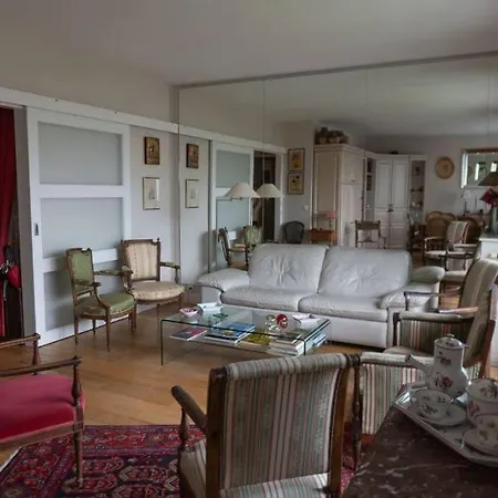 Charming And Spacious With Balcony Views Apartament *